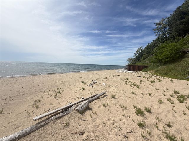 2450 Lakeshore Drive, Fennville, MI 49408