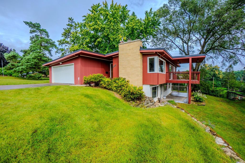 5820 W 70th Street, Edina, MN 55439