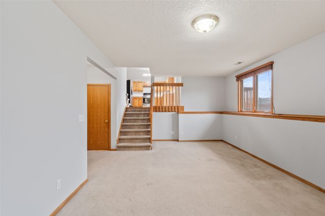2520 Riverwoods Avenue, Des Moines, IA 50320
