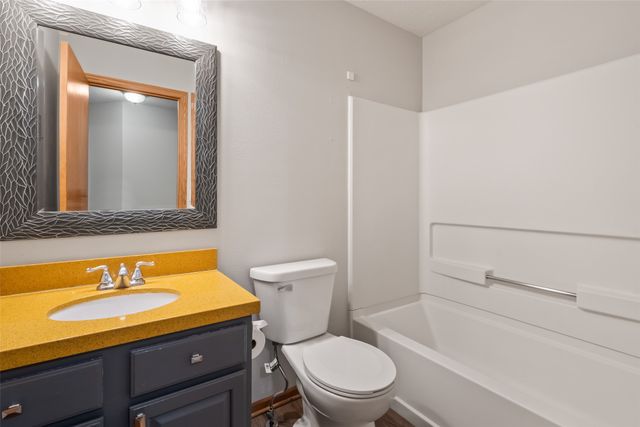 2520 Riverwoods Avenue, Des Moines, IA 50320