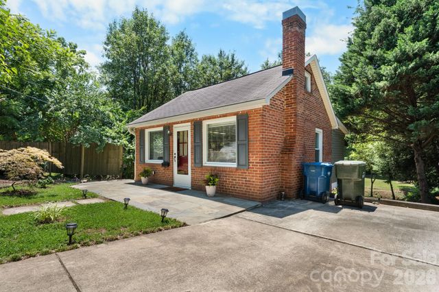 407 10th Street Drive NW, Hickory, NC 28601