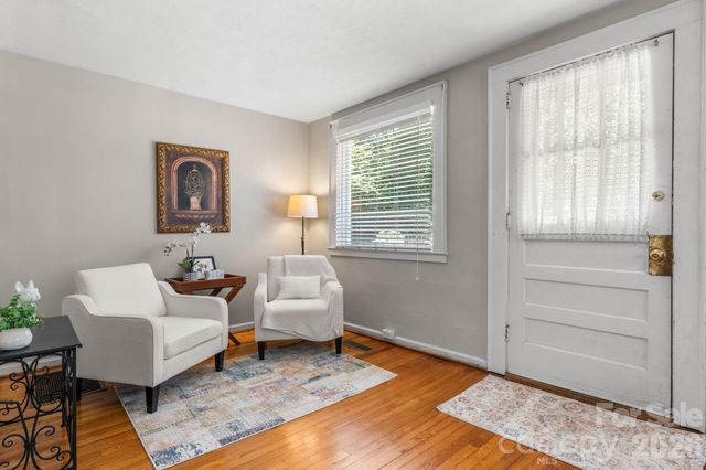 407 10th Street Drive NW, Hickory, NC 28601