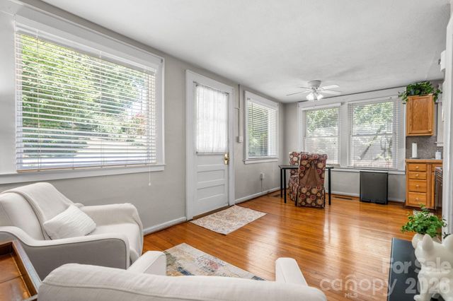 407 10th Street Drive NW, Hickory, NC 28601
