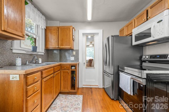 407 10th Street Drive NW, Hickory, NC 28601