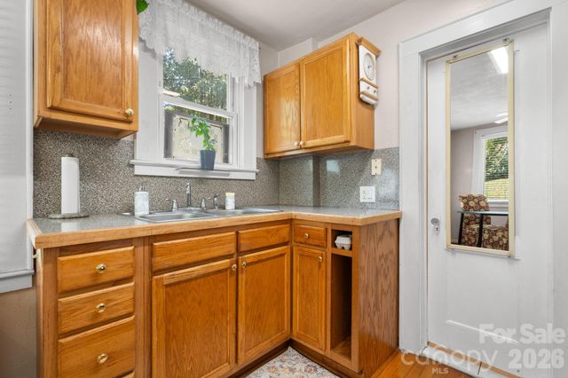 407 10th Street Drive NW, Hickory, NC 28601