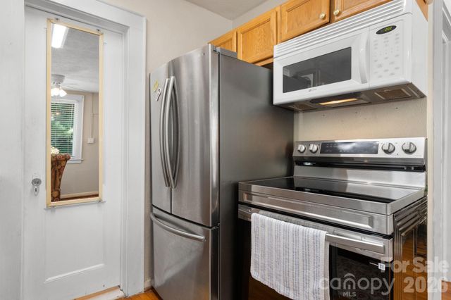 407 10th Street Drive NW, Hickory, NC 28601