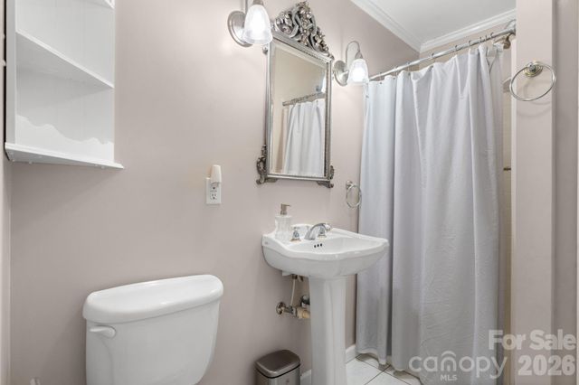 407 10th Street Drive NW, Hickory, NC 28601