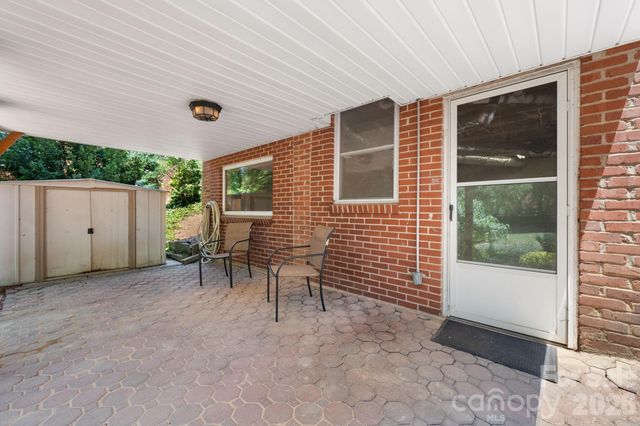 407 10th Street Drive NW, Hickory, NC 28601