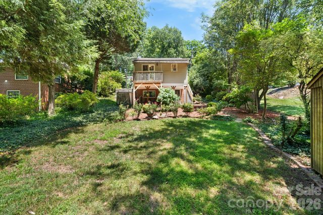 407 10th Street Drive NW, Hickory, NC 28601
