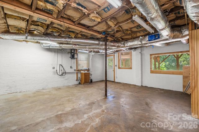 407 10th Street Drive NW, Hickory, NC 28601