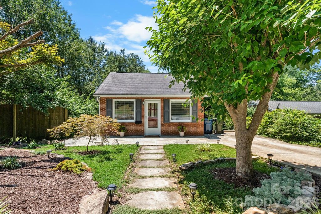 407 10th Street Drive NW, Hickory, NC 28601