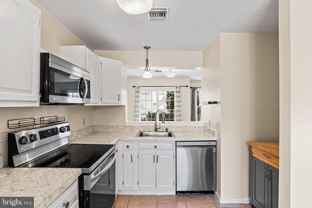 207 CRESCENT DR, Hershey, PA 17033