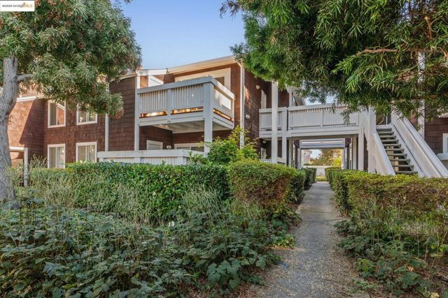 104 Marina Lakes Dr, Richmond, CA 94804