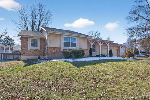 15648 Silverlake Court, Chesterfield, MO 63017