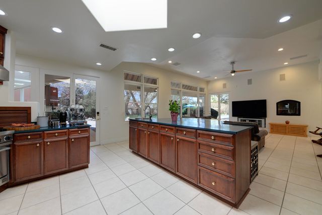 1515 Los Nietos Court NW, Los Ranchos, NM 87107