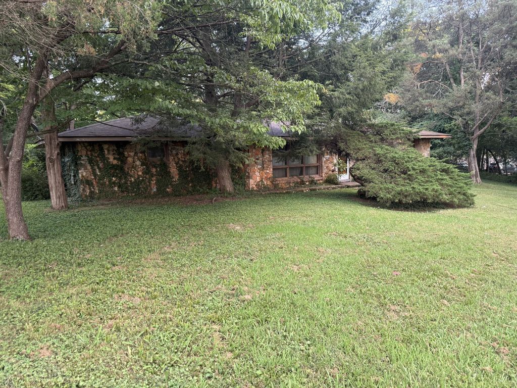 887 Elwood Dr, Clarksville, TN 37040