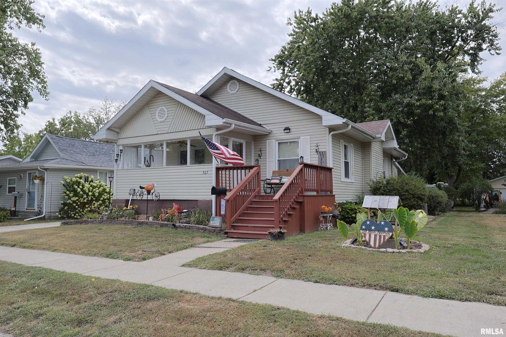 Image 1 of property listing at 307 S Pruyn Street, Salem, IL 62881