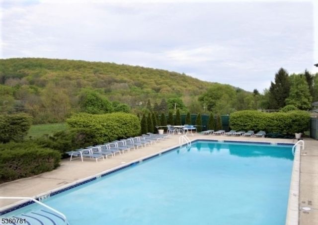 912 Spruce Hills Dr, Glen Gardner Boro, NJ 08826