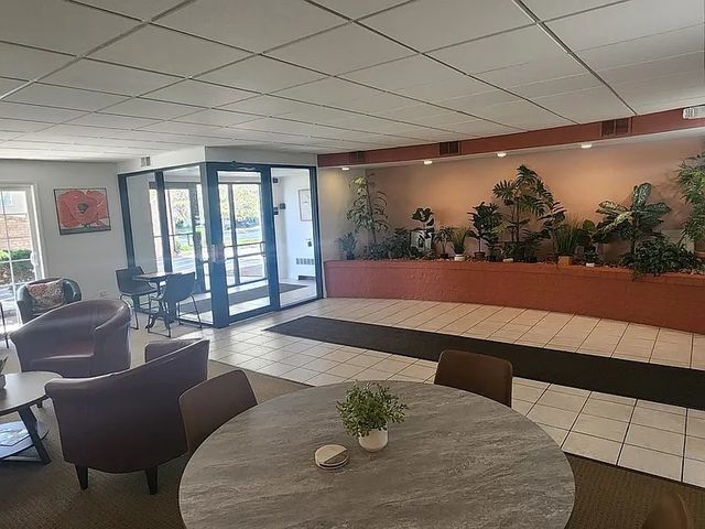 1000 S Lorraine Road 214, Wheaton, IL 60189