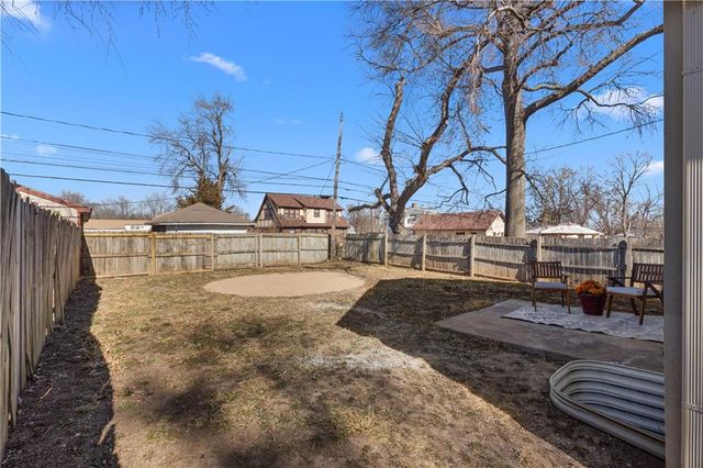 1116 E 77th Terrace, Kansas City, MO 64131