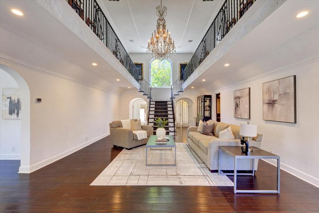 Image 1 of property listing at 1901 N Catalina Street, Los Angeles, CA 90027