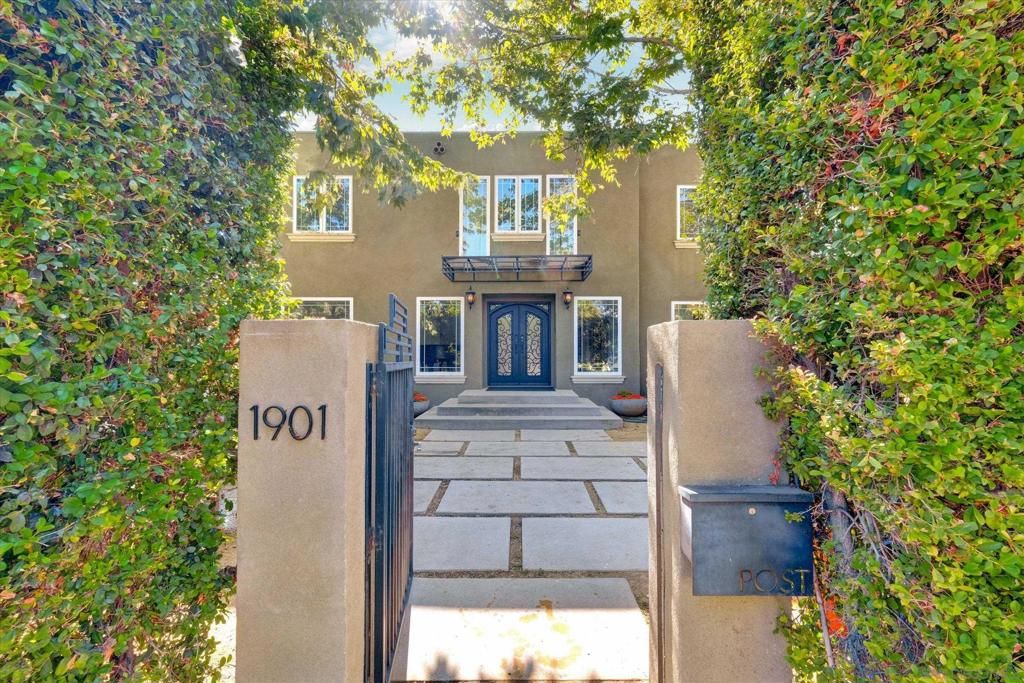 Image 2 of property listing at 1901 N Catalina Street, Los Angeles, CA 90027