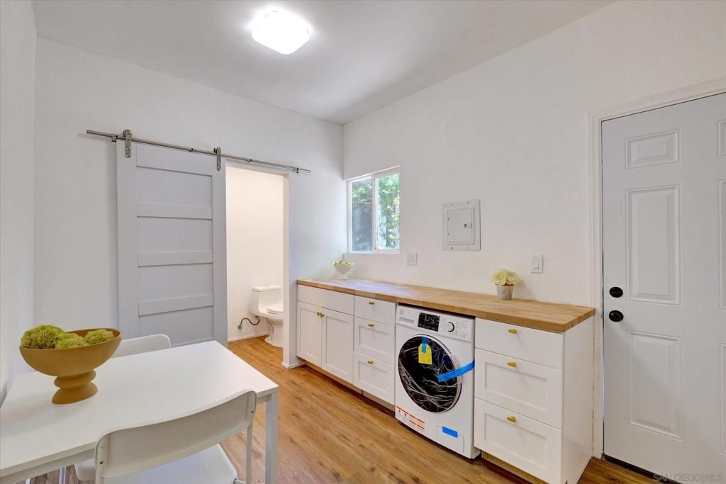 Image 32 of property listing at 1901 N Catalina Street, Los Angeles, CA 90027