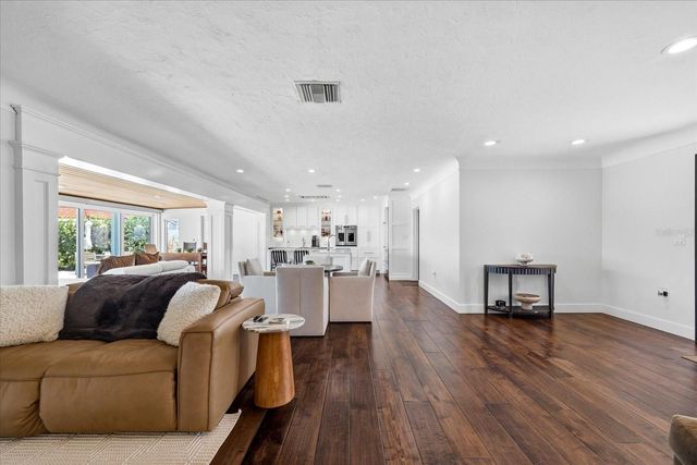 121 79TH STREET S, St Petersburg, FL 33707
