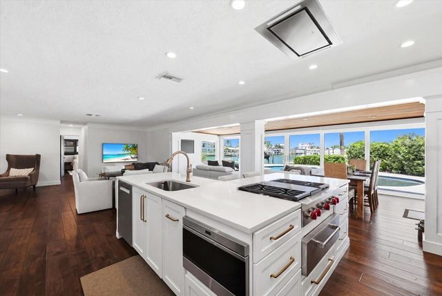 121 79TH STREET S, St Petersburg, FL 33707