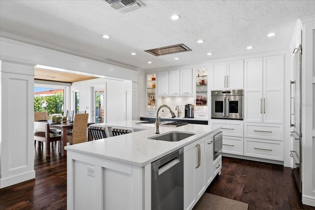 121 79TH STREET S, St Petersburg, FL 33707