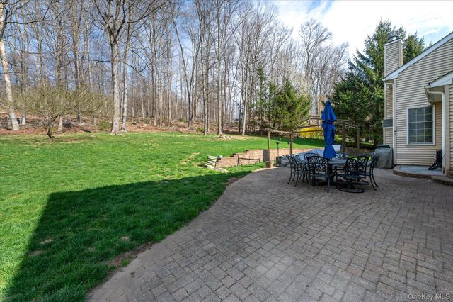 15 Hallocks Run, Somers, NY 10589