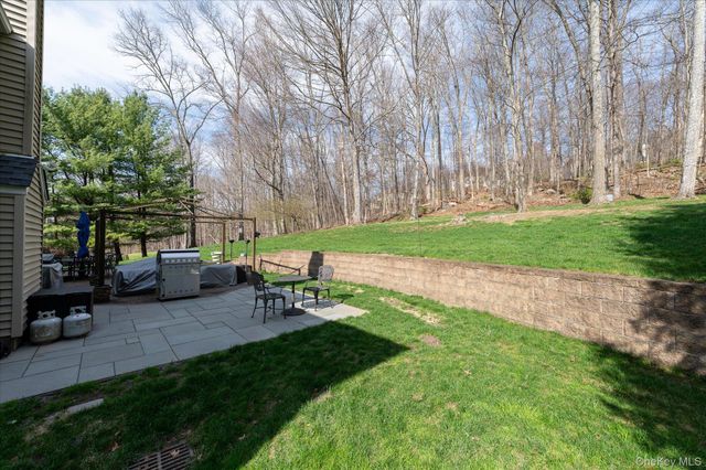 15 Hallocks Run, Somers, NY 10589