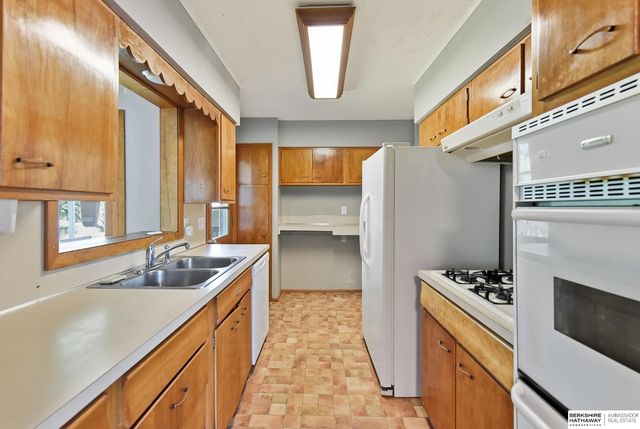 9478 Wirt Street, Omaha, NE 68134
