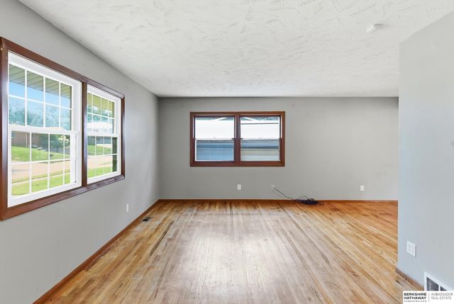 9478 Wirt Street, Omaha, NE 68134