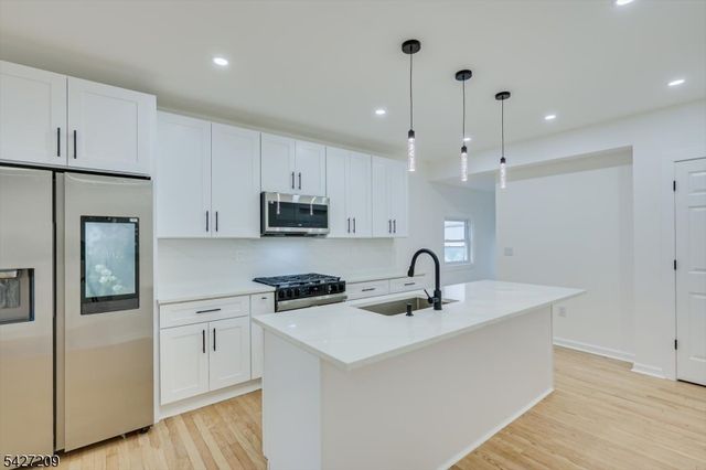418 E 5Th Ave, Roselle Boro, NJ 07203