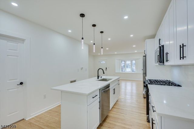 418 E 5Th Ave, Roselle Boro, NJ 07203