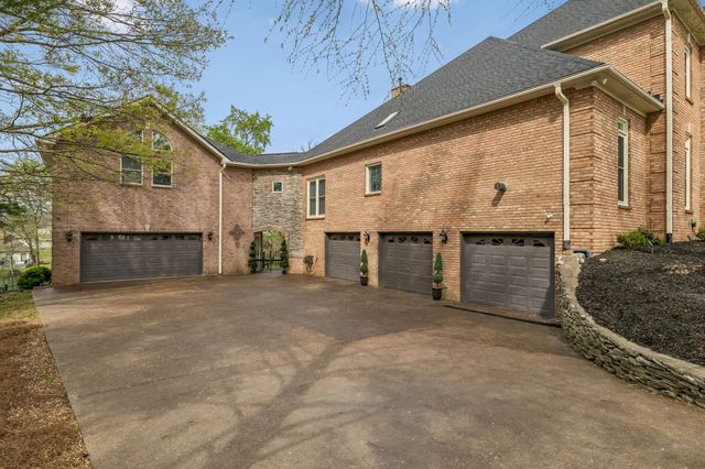 1018 Heritage Woods Dr, Hendersonville, TN 37075