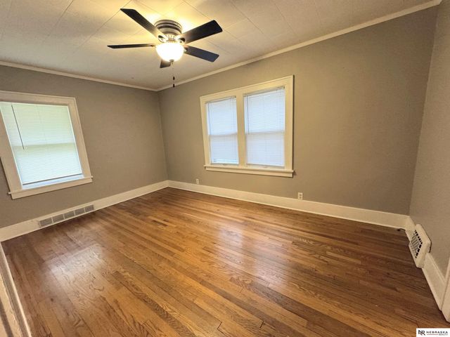 832 S 35th Avenue, Omaha, NE 68105