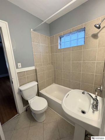 832 S 35th Avenue, Omaha, NE 68105