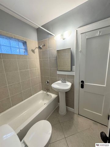 832 S 35th Avenue, Omaha, NE 68105