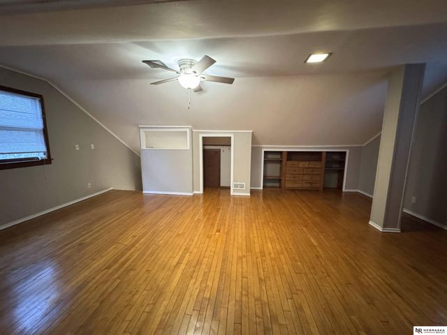 832 S 35th Avenue, Omaha, NE 68105