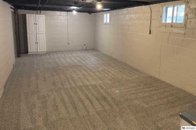 832 S 35th Avenue, Omaha, NE 68105