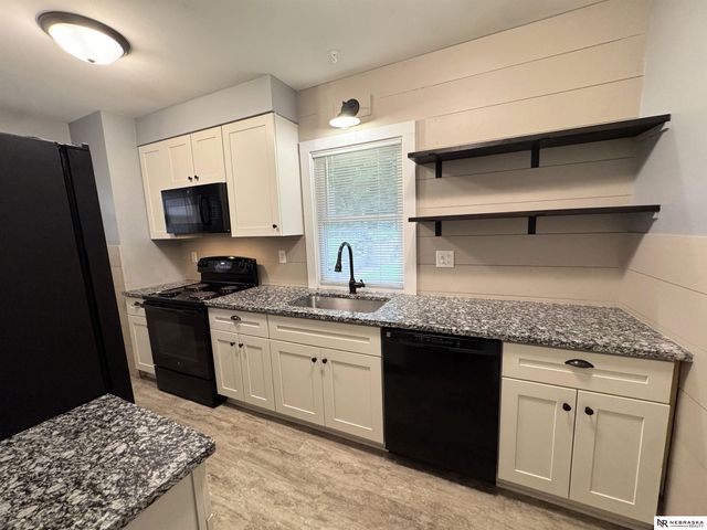 832 S 35th Avenue, Omaha, NE 68105