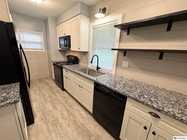 832 S 35th Avenue, Omaha, NE 68105