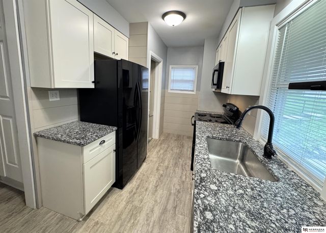 832 S 35th Avenue, Omaha, NE 68105