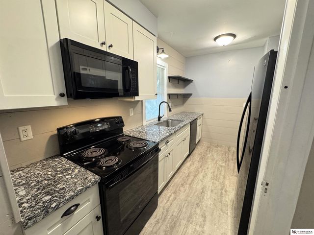 832 S 35th Avenue, Omaha, NE 68105