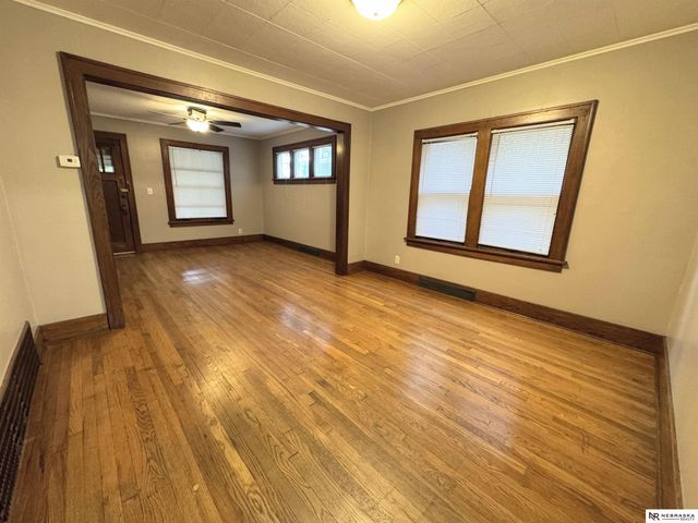 832 S 35th Avenue, Omaha, NE 68105
