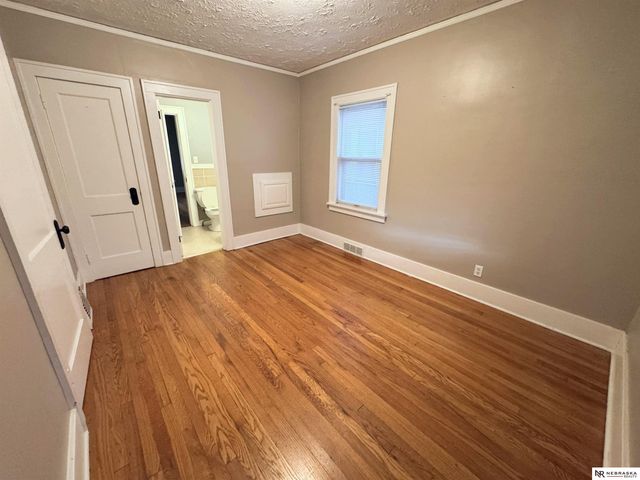 832 S 35th Avenue, Omaha, NE 68105