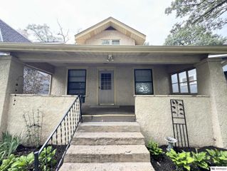 832 S 35th Avenue, Omaha, NE 68105