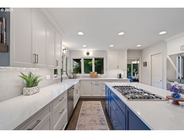 13852 TAYLORS CREST Ln, Lake Oswego, OR 97035